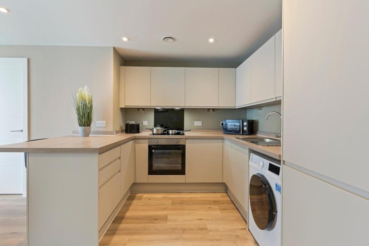 Stylish 2 Bedroom Apartment, Free Parking, L3 Area, Close To Centre, Sleeps 4 Liverpool
