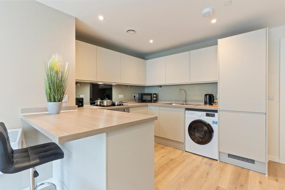 Stylish 2 Bedroom Apartment, Free Parking, L3 Area, Close To Centre, Sleeps 4 *