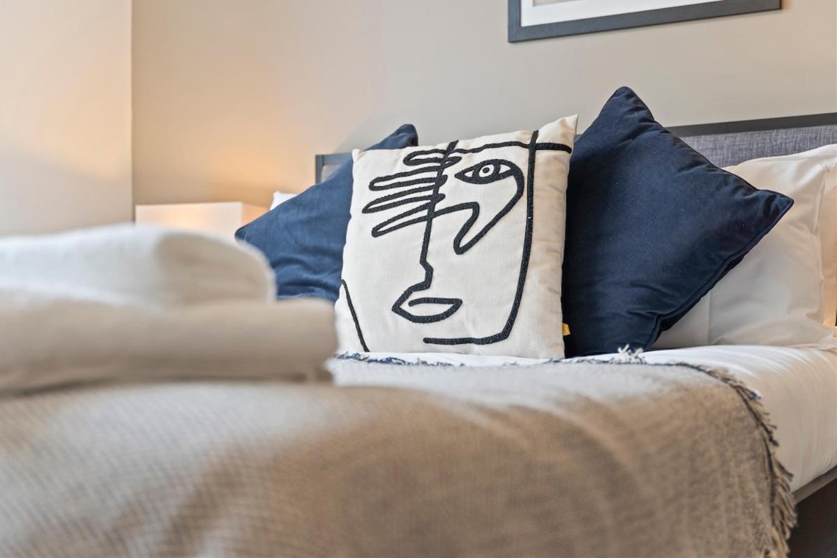 Apartment Stylish 2 Bedroom Apartment, Free Parking, L3 Area, Close To Centre, Sleeps 4 Liverpool