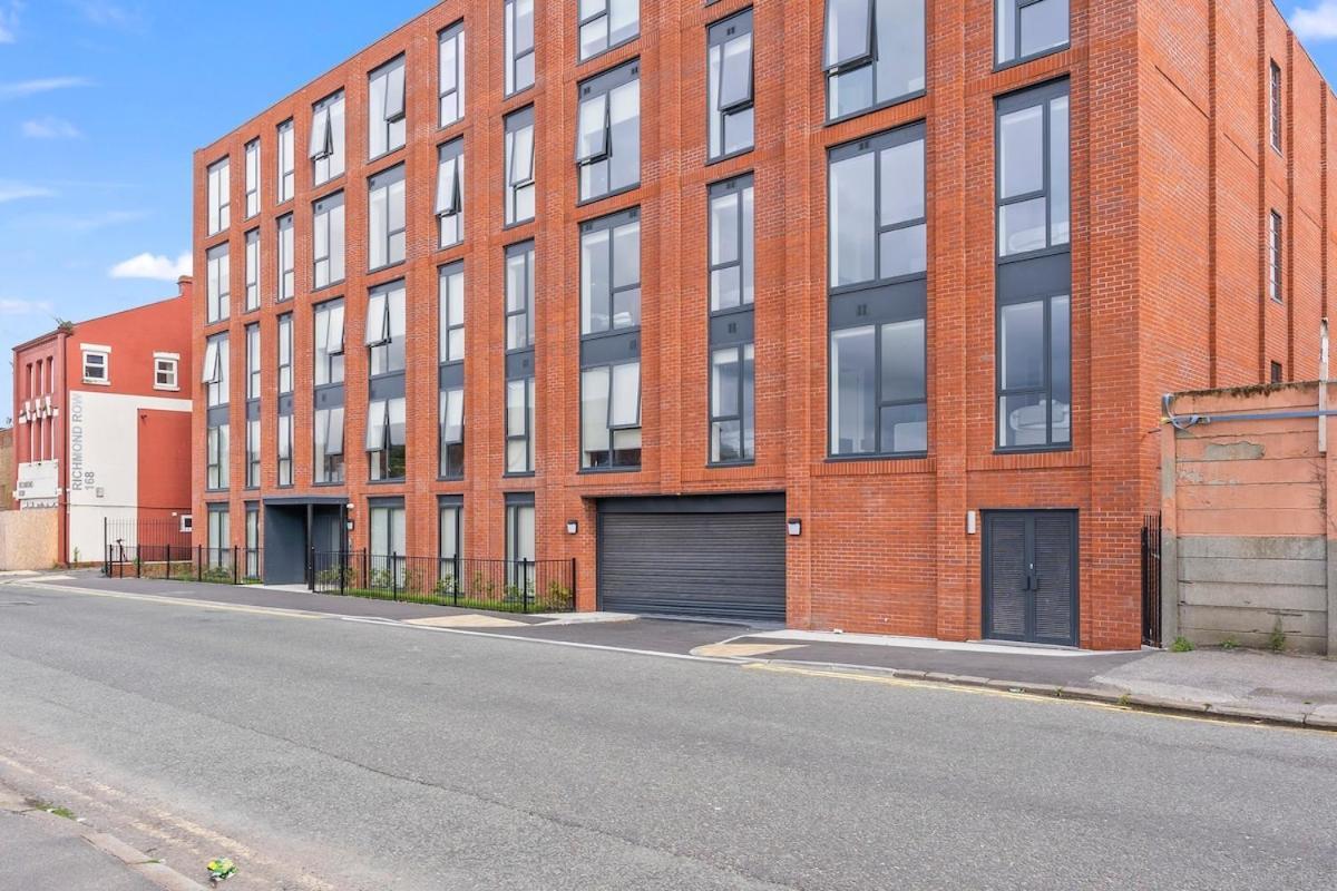 Stylish 2 Bedroom Apartment, Free Parking, L3 Area, Close To Centre, Sleeps 4 *